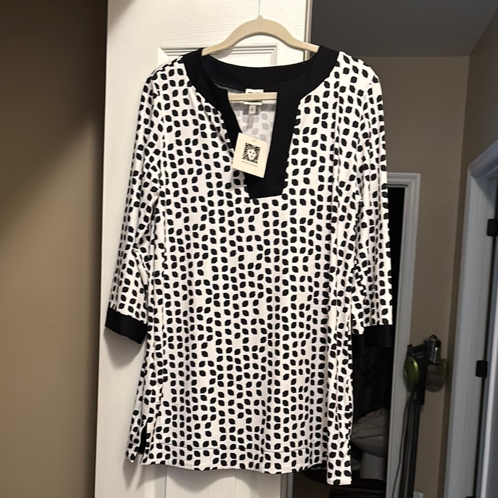 Anne Klein Black and White Boxy 3/4 Sleeve Tunic with side slits